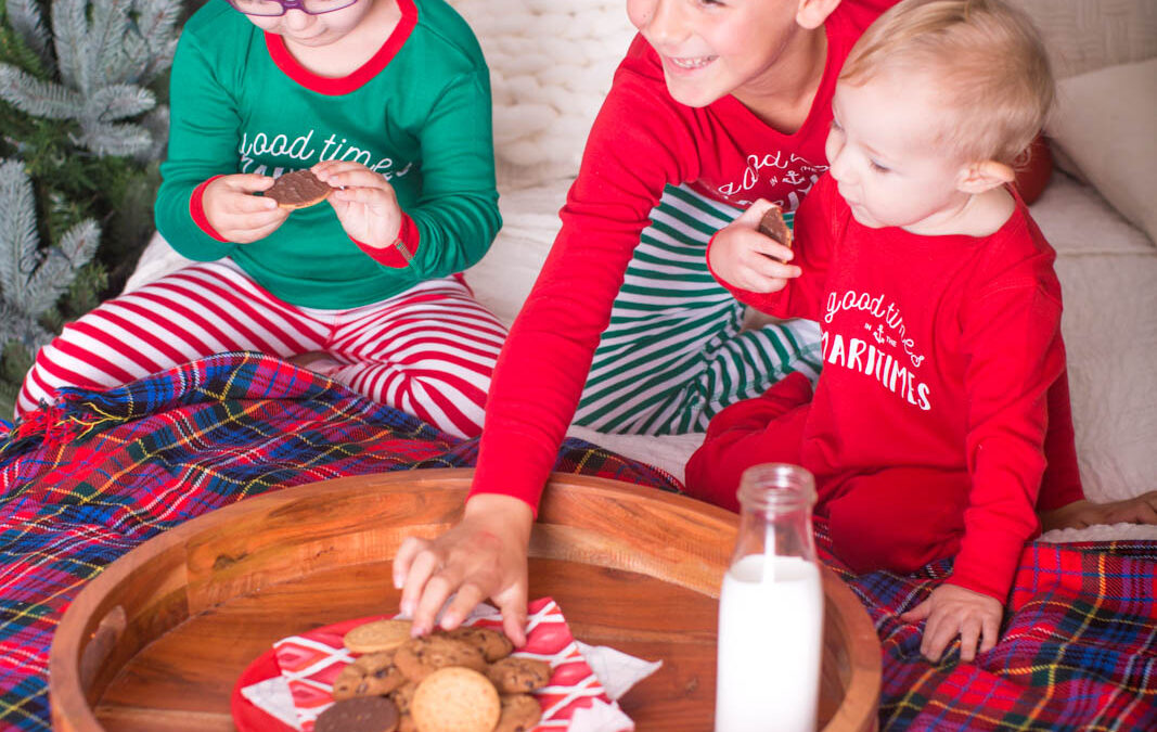 Milk and Cookies Christmas session/Family photography
